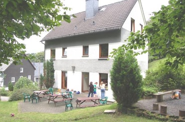 Garten des Gruppenhauseshauses mit Grill- und Feuerstelle